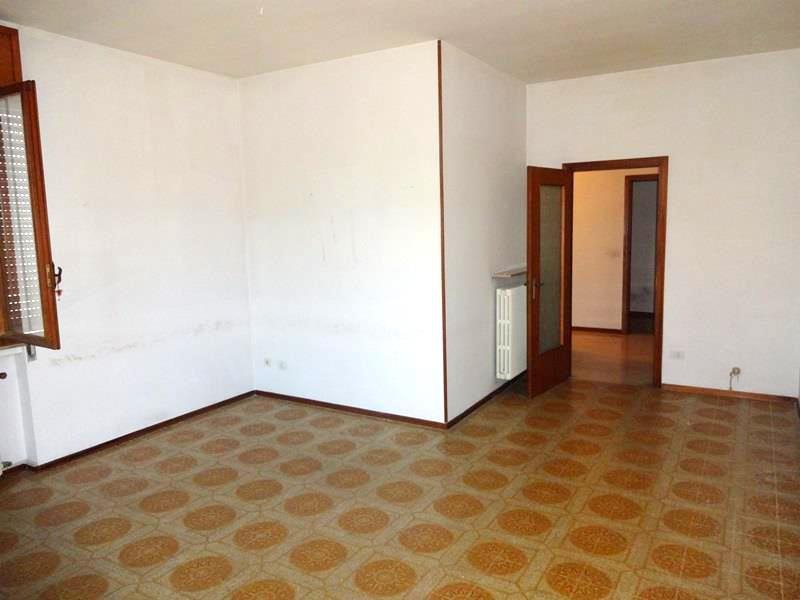 Fidenza: Tre Camere con Garage in zona quartiere luce