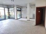 Fidenza Negozio con Vetrine Espositive