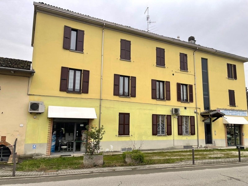 Fidenza negozio sulla via Emilia con ampio parcheggio