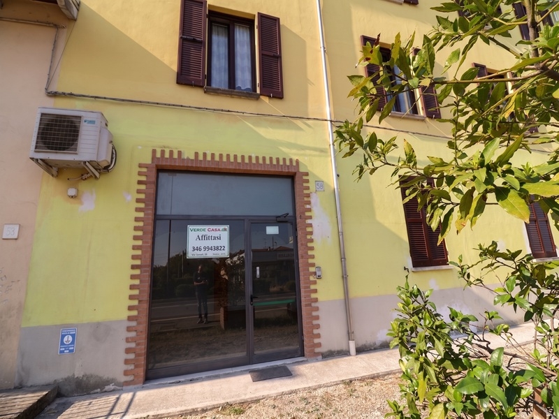 Fidenza negozio sulla via Emilia con ampio parcheggio