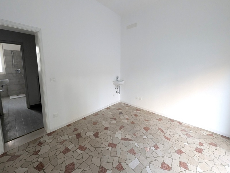 Negozio con vetrina ristrutturato in via Alessandro Manzoni