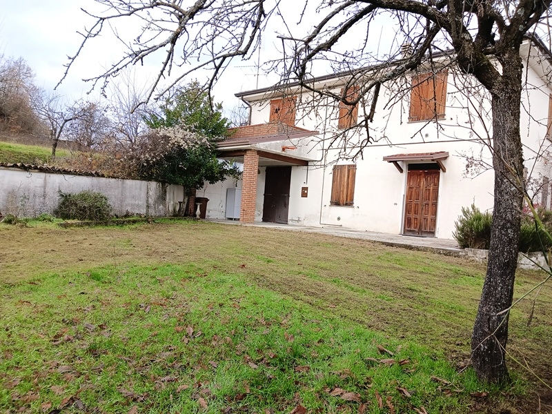 Vicinanze Gropparello - Casa indipendente con giardino e terreni