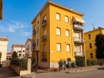 Fidenza: Quartiere luce appartamento con tre camere e garage